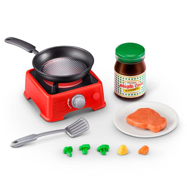 Contenido del playset con sartén, estufa, espátula, ingredientes y frasco de condimentos en miniatura