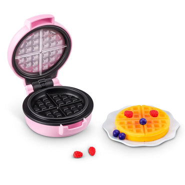 Detalle de wafflera rosa Mini Brands Magic Cook con waffle y frutas en miniatura