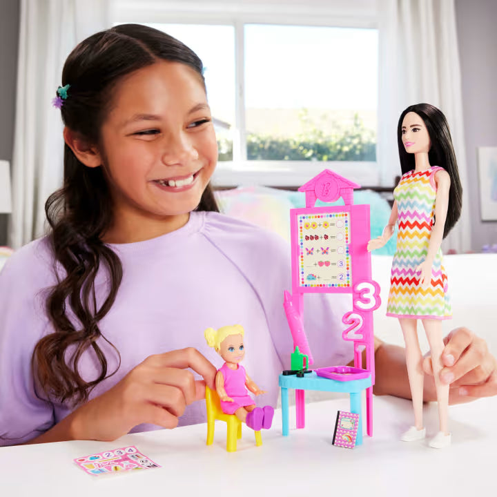 Barbie Set de Profesiones con Muñeca Sorpresa - Profesora Pelinegra