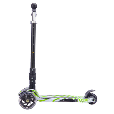 Vista lateral de scooter Triscooter Boldcube con manubrio negro y base decorada en verde