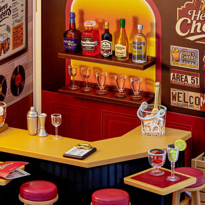 ZURU Mini Brands Spaces Here’s Cheers Bar Set Miniatura 117 Piezas