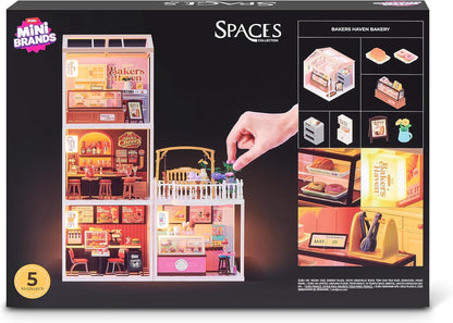ZURU Mini Brands Spaces Bakers Haven Bakery Set Miniatura 109 Piezas