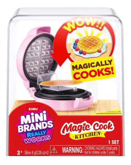 Caja transparente cápsula Mini Brands Magic Cook con wafflera rosa visible