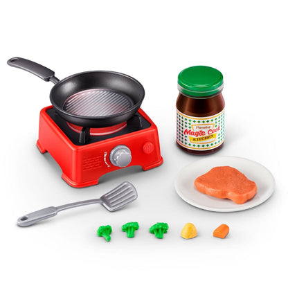 Contenido del playset con sartén, estufa, espátula, ingredientes y frasco de condimentos en miniatura