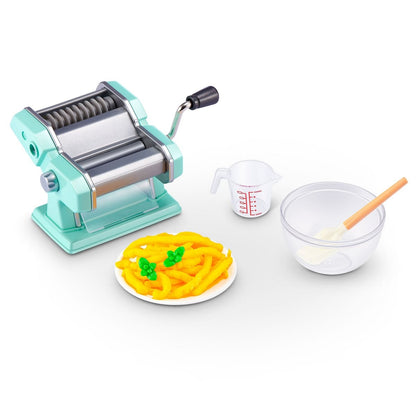 Detalle de máquina de pasta con plato de pasta, tazón y jarra medidora