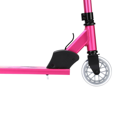 Detalle del freno trasero y rueda trasera del scooter Boldcube fucsia