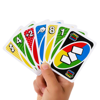 Mano sosteniendo cartas del juego Uno Party mostrando variedad de colores y números