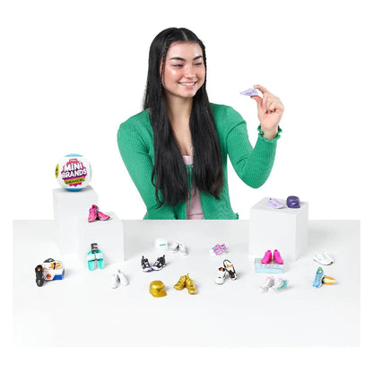 Bola Mini Brands Con 5 Sorpresas Serie Sneakers De Zuru