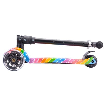 Vista plegada del scooter Triscooter Astro Dream Boldcube con colores vivos y ruedas luminosas