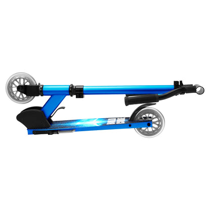 Vista lateral del scooter plegado para fácil transporte y almacenamiento